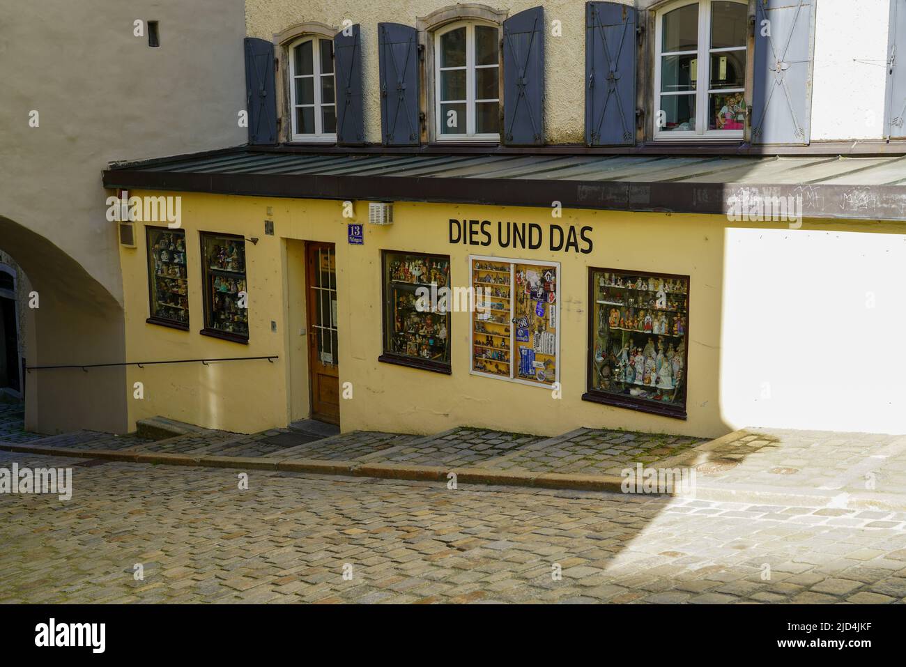 Pequeña tienda en Pfaffengasse en Passau, Baviera, Alemania, 11.6.22 Foto de stock