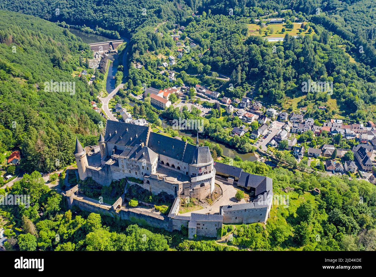 Vista aérea del castillo de Vianden, cantón de Vianden, Gran Ducado de Luxemburgo, Europa Foto de stock