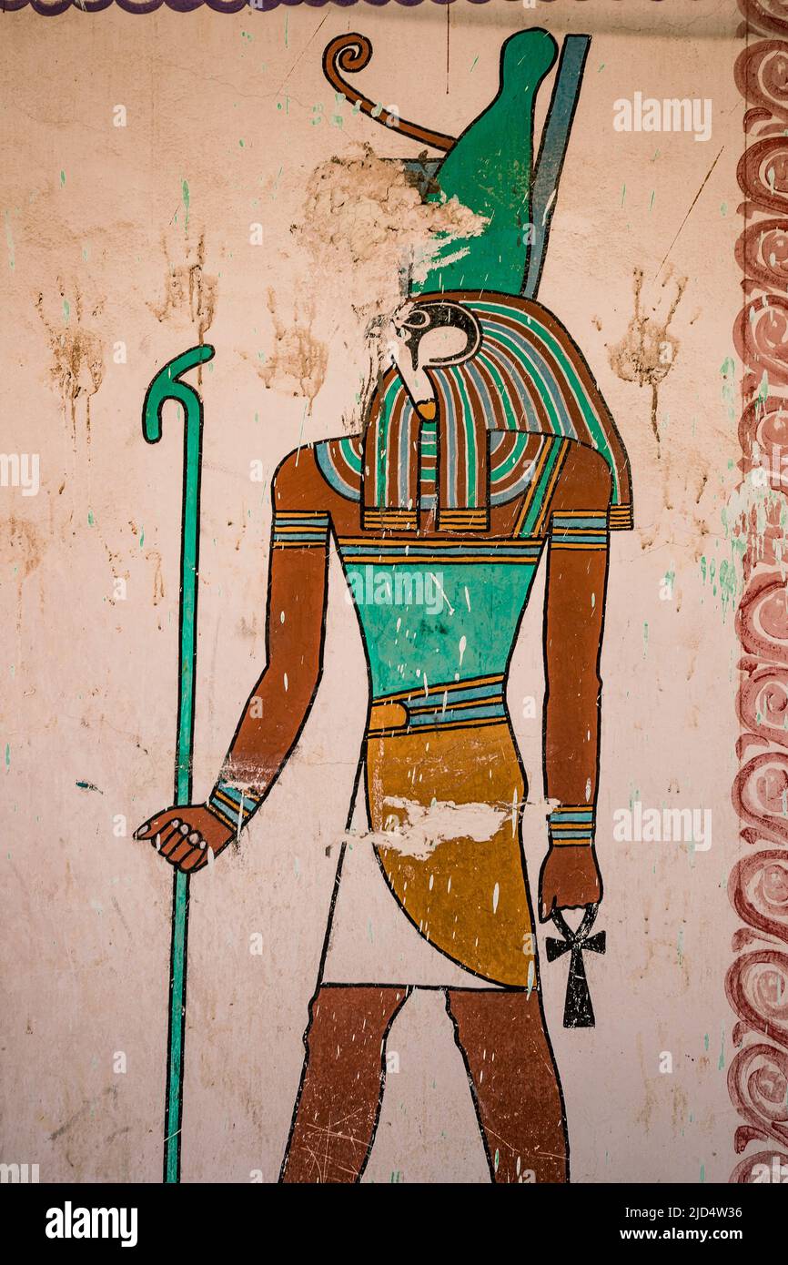 hieroglifo pared pintura de horus dios egipcio en el valle de los reyes, luxor egipto sosteniendo ankh Foto de stock
