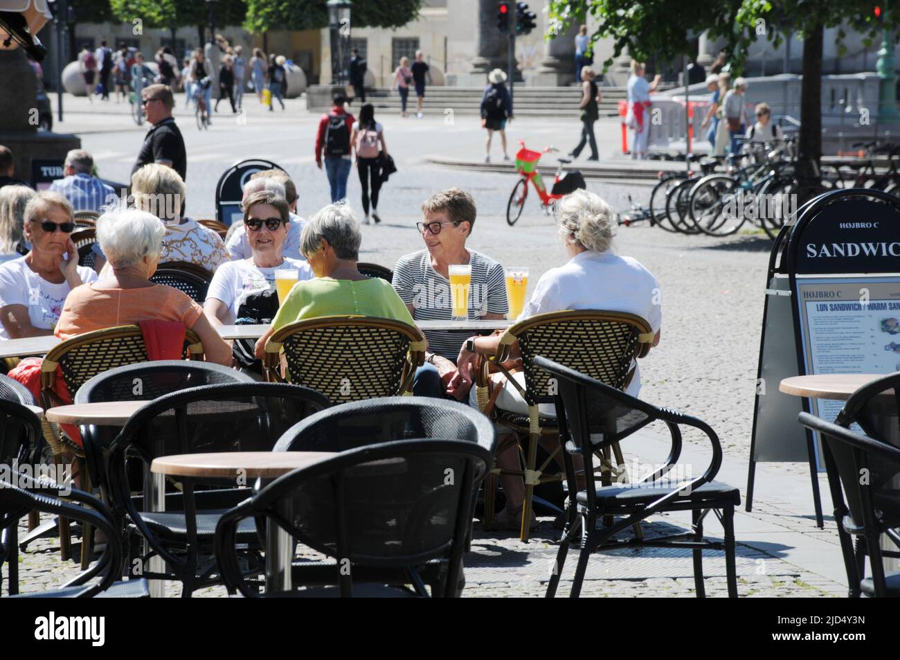 Copenhague/Dinamarca/18 de junio de 2022/.Servicio de comida y bebida al aire libre en la capital danesa Copenhague (Foto..Francis Joseph Dean/Deanpicture. Foto de stock