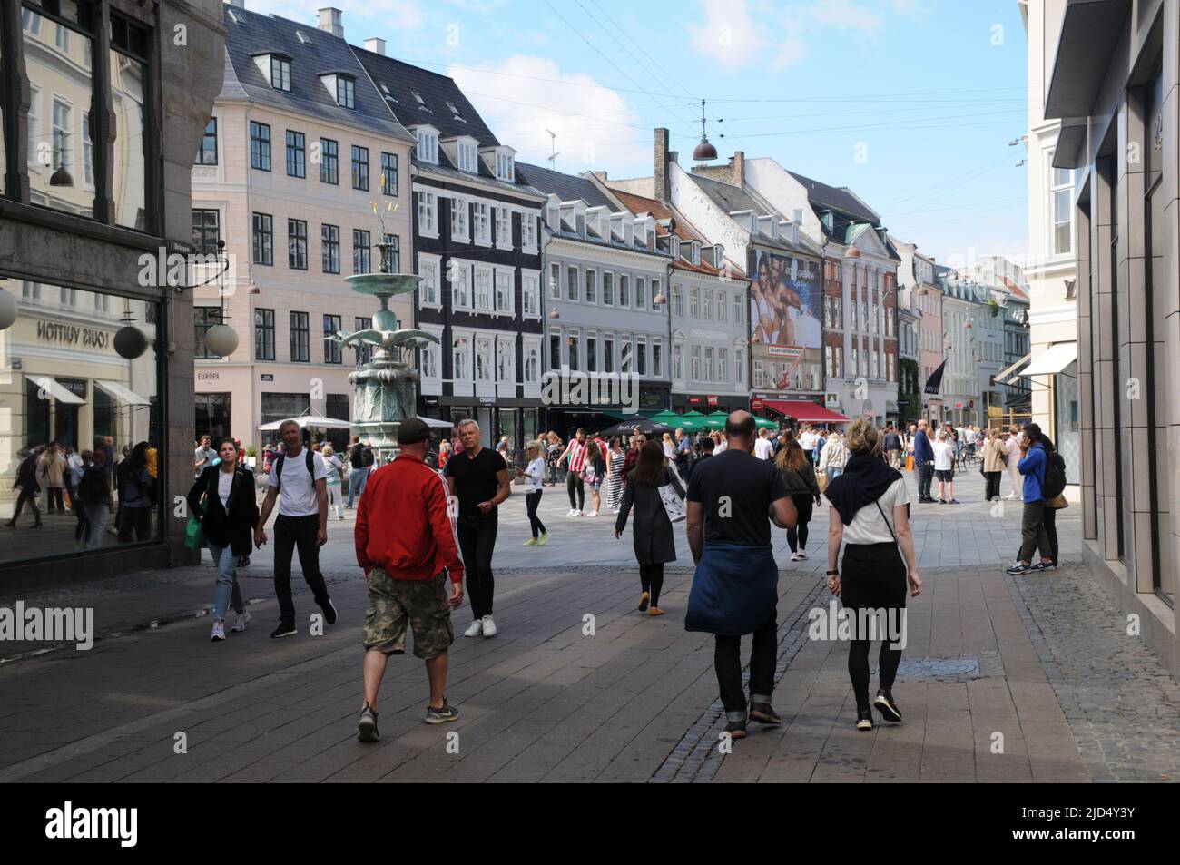 Copenhague/Dinamarca/18 de junio de 2022/. Compradores y vendedores ambulantes en la calle peatonal de Copenhague llamada stroeget o calle financiera amager torv. (Foto..Francis Joseph Dean/Deanpictures. Foto de stock