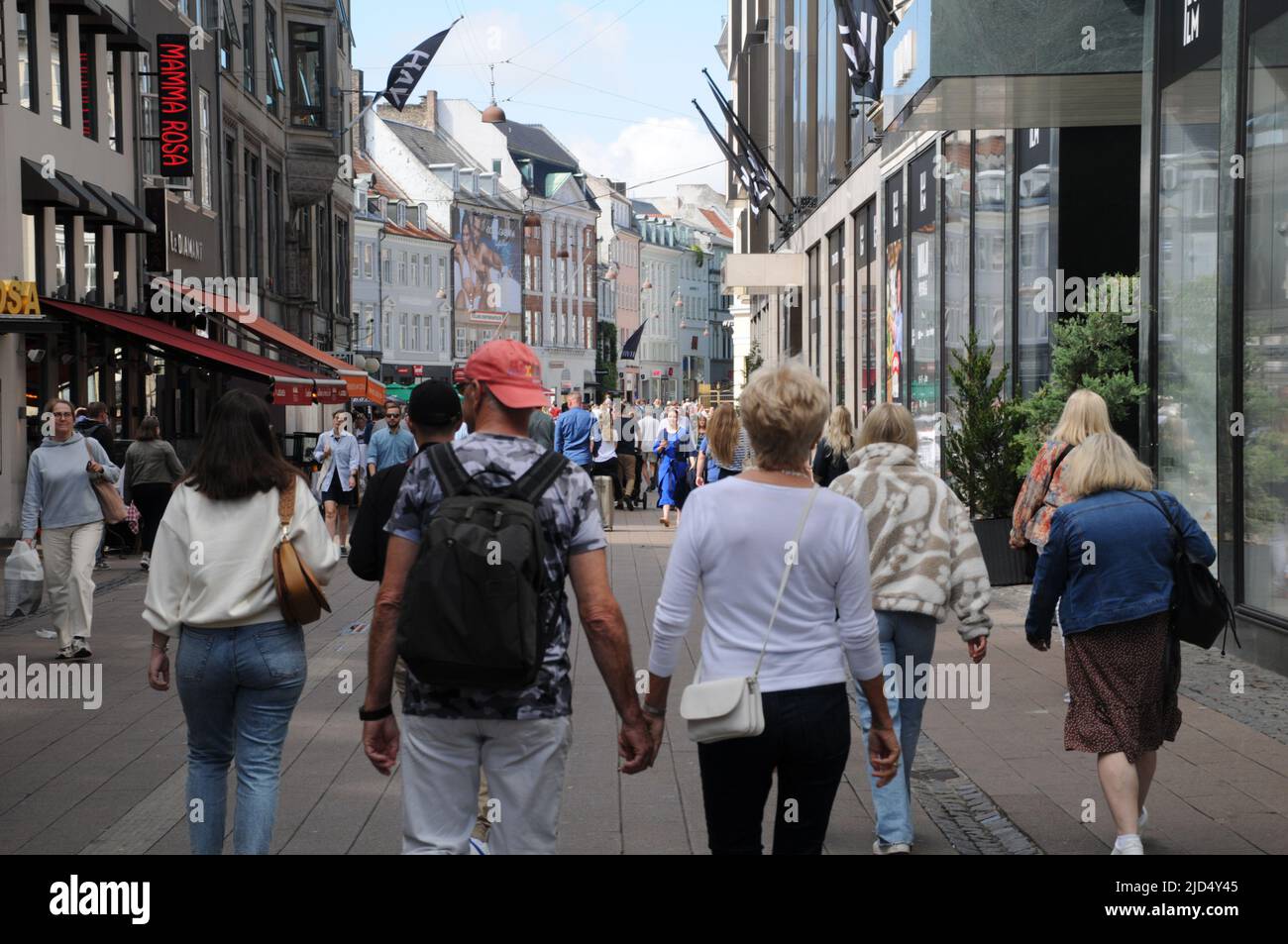 Copenhague/Dinamarca/18 de junio de 2022/. Compradores y vendedores ambulantes en la calle peatonal de Copenhague llamada stroeget o calle financiera amager torv. (Foto..Francis Joseph Dean/Deanpictures. Foto de stock