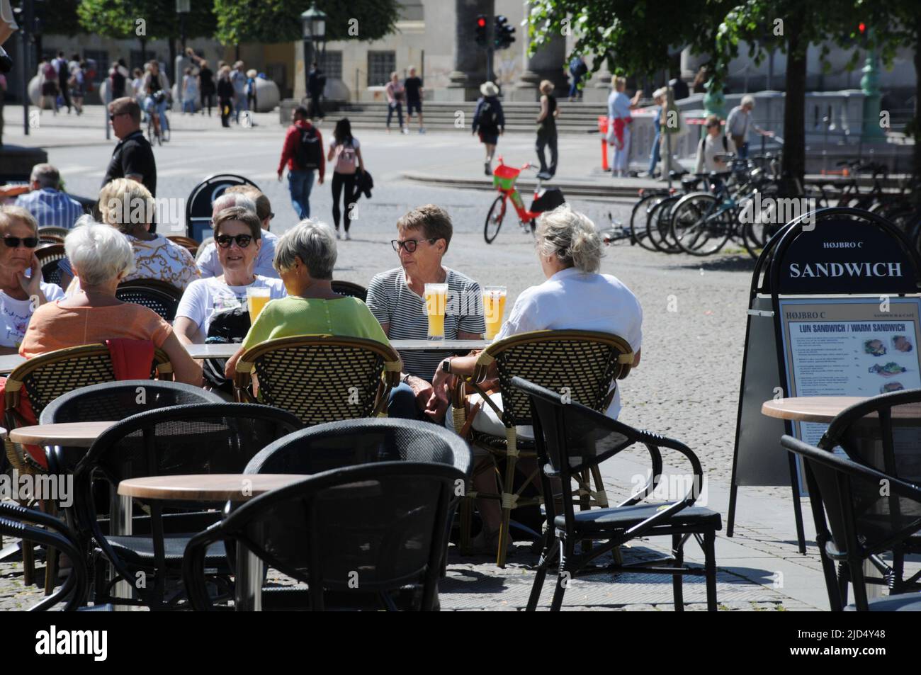 Copenhague/Dinamarca/18 de junio de 2022/.Servicio de comida y bebida al aire libre en la capital danesa Copenhague (Foto..Francis Joseph Dean/Deanpicture. Foto de stock