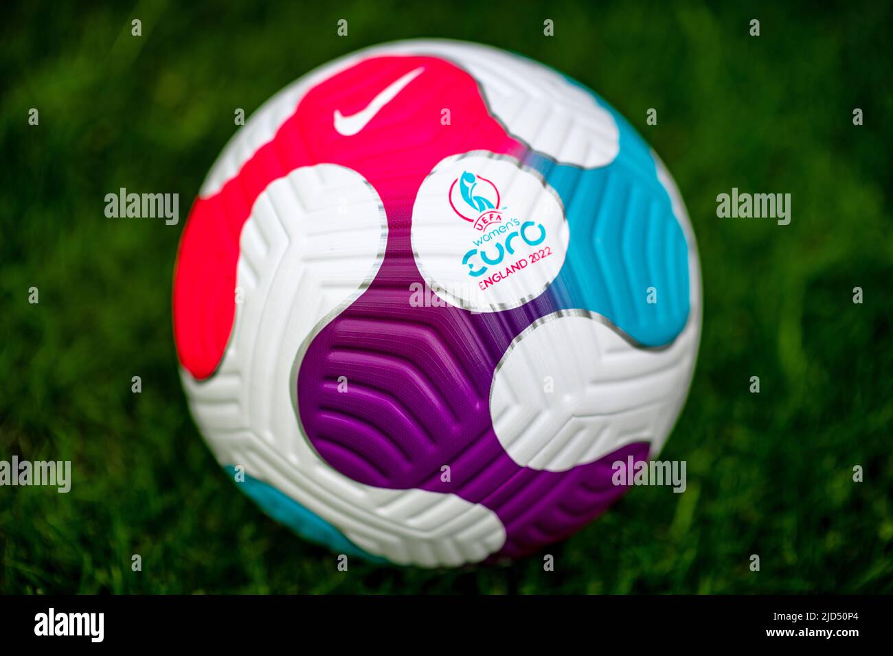 El balón Nike Flight Euro 2022 para mujer Foto de stock