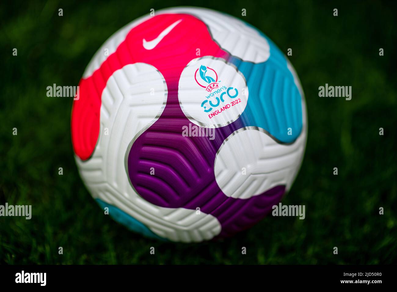 El balón Nike Flight Euro 2022 para mujer Foto de stock