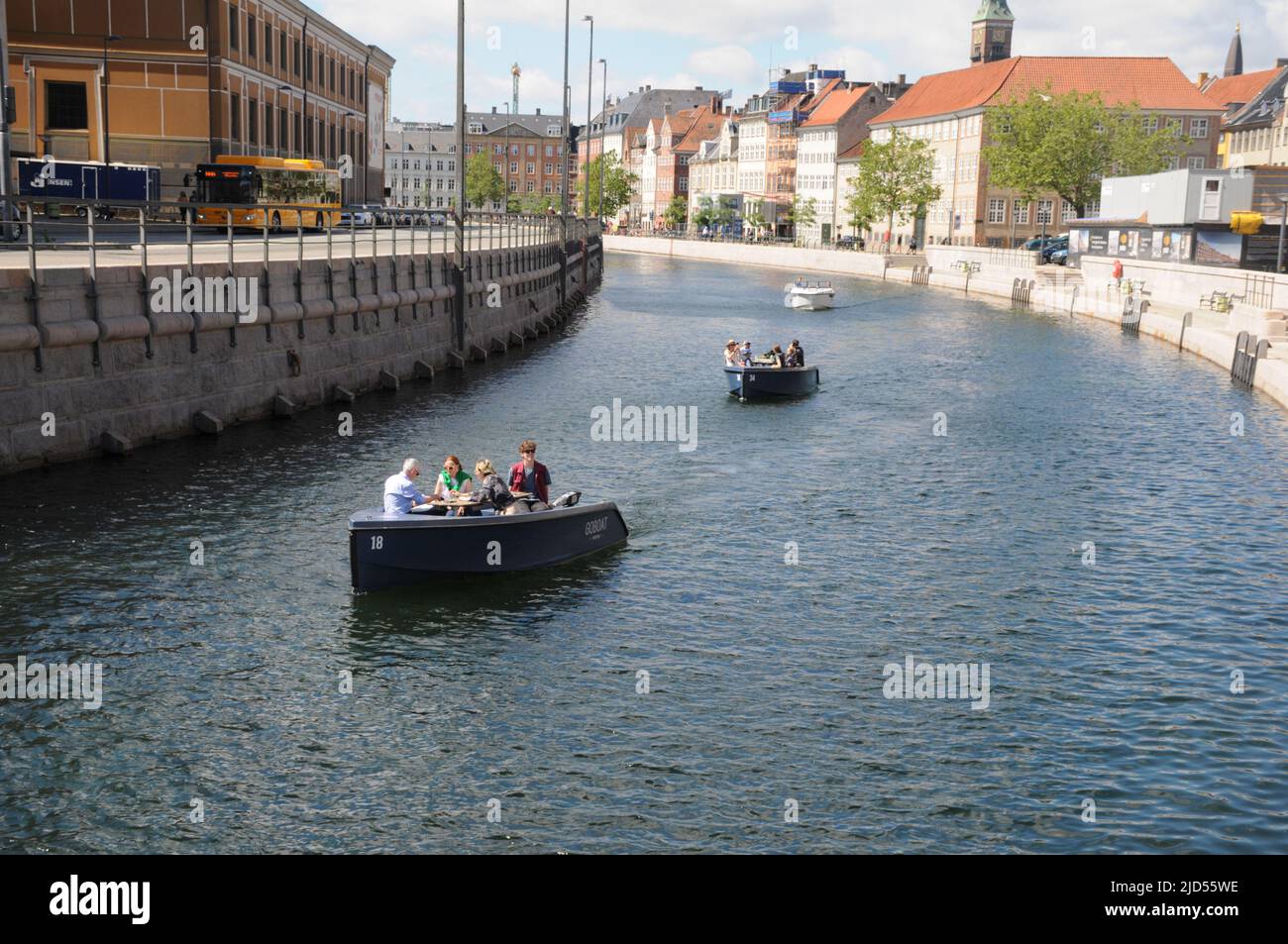 Copenhague /DINAMARCA/18 JUNIO 2022 /La gente disfruta de un día de verano en la vista del canal de Copenhague desde el puente de hojbro y el puente de knipelsbo en el caquial danés. (Foto..Francis Joseph Dean/Deanpictures). Foto de stock