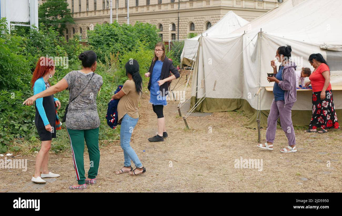 Inmigrantes refugiados Ucrania Detención voluntarios beneficencia sector sin fines de lucro ayudar a los gitanos Gitanos campamento gente familia niños jugando con juguetes cochecito Foto de stock