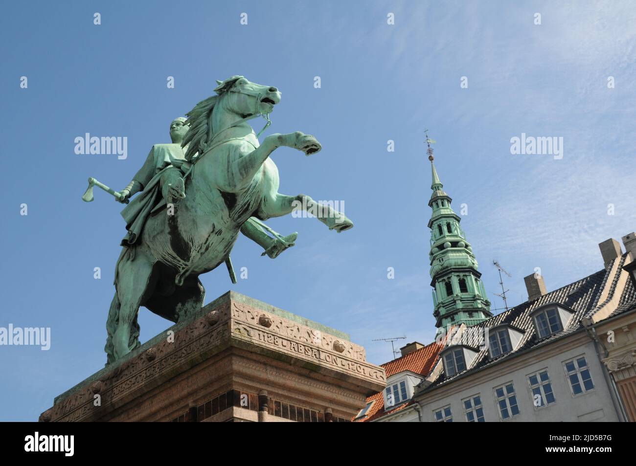 Copenhague /Dinamarca/18 de junio de 2022/ Estatua del obispo Absalon a caballo en las aradas del hojbro en danis cpital Copenhague. (Foto..Francis Joseph Dean/Deanpictures). Foto de stock