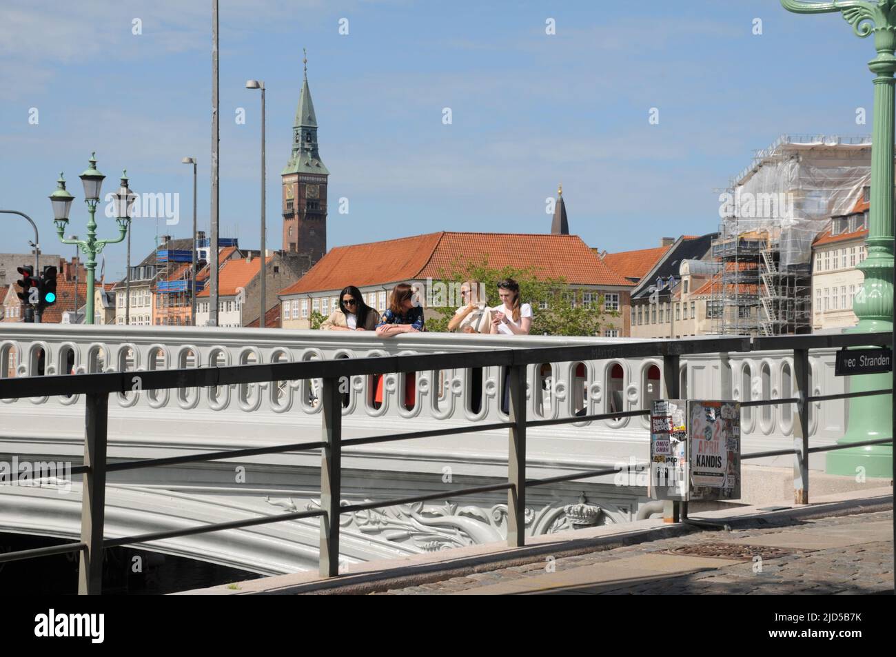 Copenhague/Dinamarca/18 de junio de 2022/Turistas en el puente de hojbro en Copenhague, Dinamarca. (Foto..Francis Joseph Dean/Deanpictures). Foto de stock