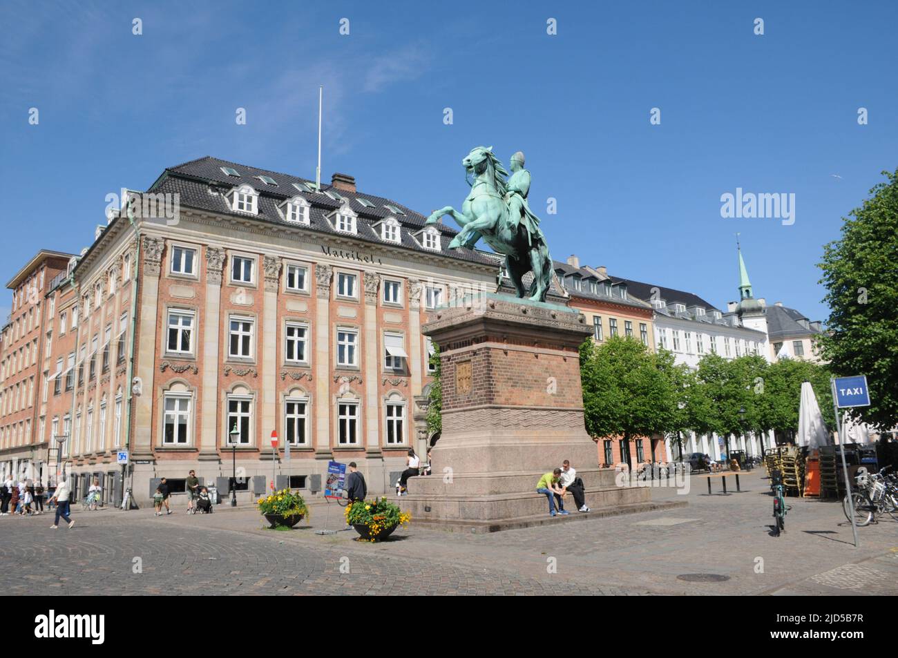 Copenhague /Dinamarca/18 de junio de 2022/ Estatua del obispo Absalon a caballo en las aradas del hojbro en danis cpital Copenhague. (Foto..Francis Joseph Dean/Deanpictures). Foto de stock
