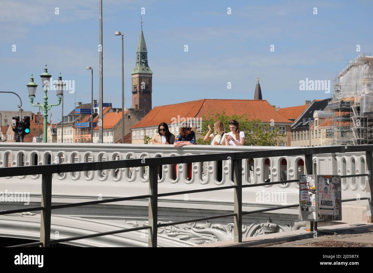 Copenhague/Dinamarca/18 de junio de 2022/Turistas en el puente de hojbro en Copenhague, Dinamarca. (Foto..Francis Joseph Dean/Deanpictures). Foto de stock