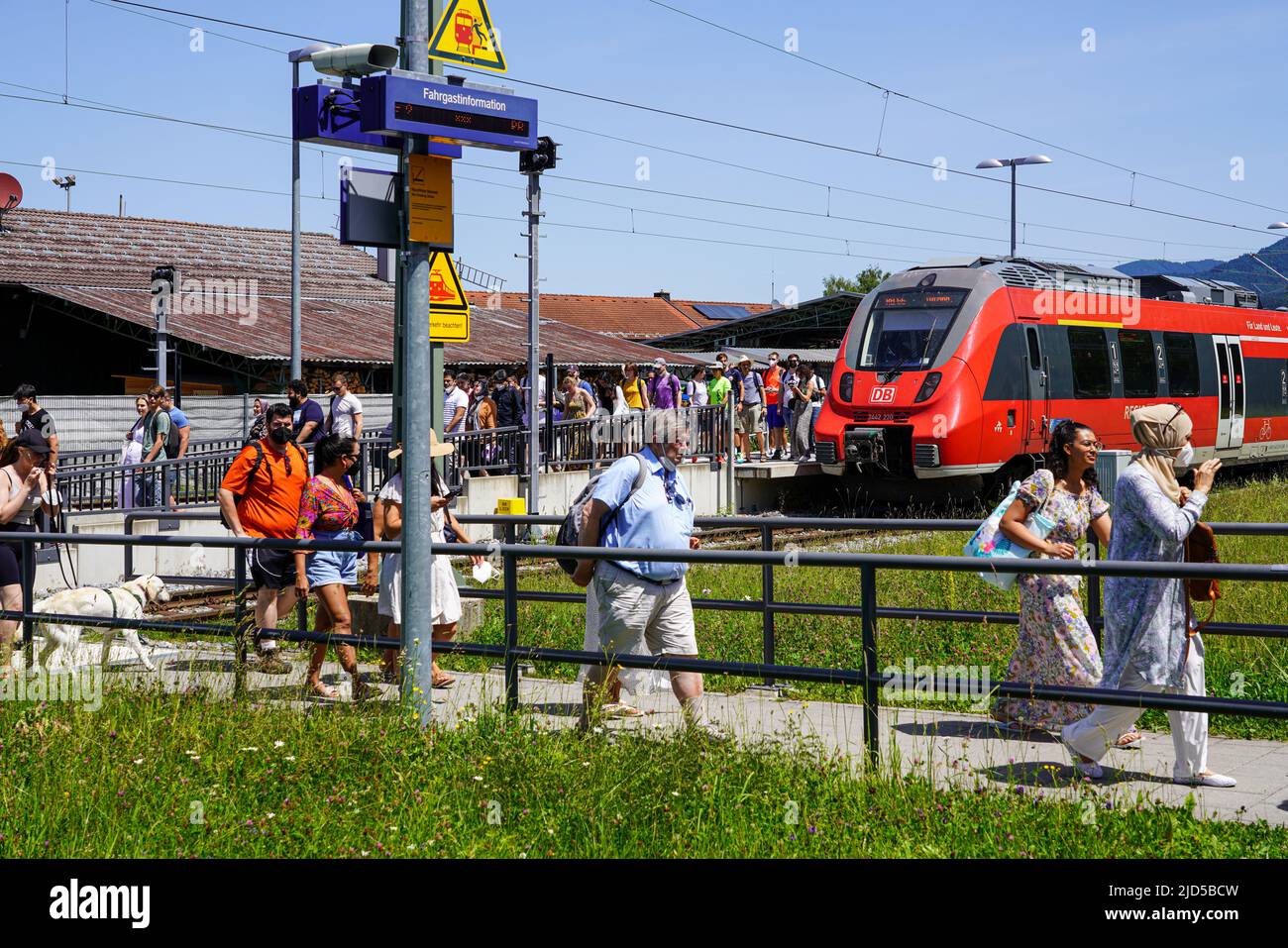Los excursionistas de un día desde Munich bajar de un tren, línea R66, en la estación Kochel para continuar a Kochelsee o Walchensee en autobús, Kochel, Alemania, 18.6.22 Foto de stock
