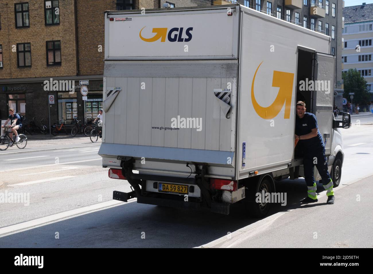 Copenhague /DINAMARCA/18 de junio de 2022/El hombre de entrega de paquetes de GLS trabaja en sus proyectos en Copenhague, Dinamarca. (Foto..Francis Joseph Dean/Deanpictures). Foto de stock