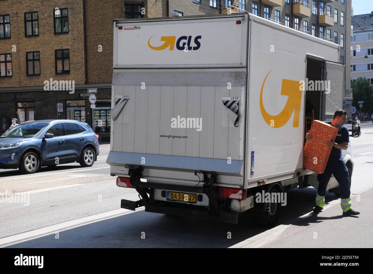 Copenhague /DINAMARCA/18 de junio de 2022/El hombre de entrega de paquetes de GLS trabaja en sus proyectos en Copenhague, Dinamarca. (Foto..Francis Joseph Dean/Deanpictures). Foto de stock