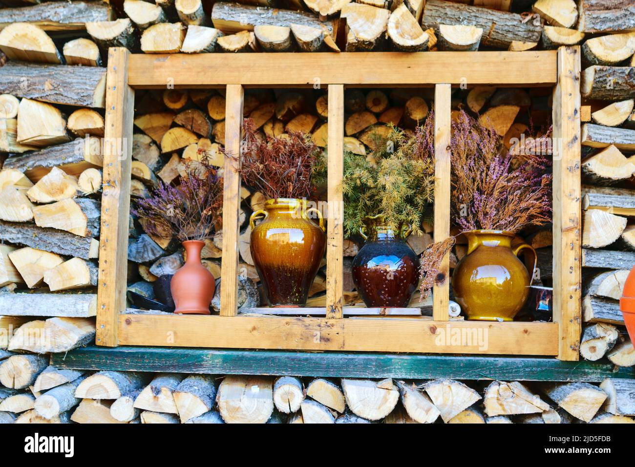 ventana decorativa en leña, decoración en arcilla, fondo de madera, leña  para el invierno, pilas de leña Fotografía de stock - Alamy