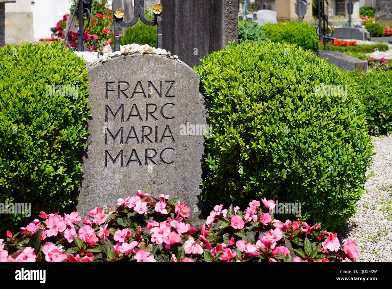 Tumba del pintor y miembro de Der Blaue Reiter Franz Marc y su esposa María en el cementerio de la iglesia de San Miguel, Kochel, Baviera, Alemania, 18.6.22 Foto de stock