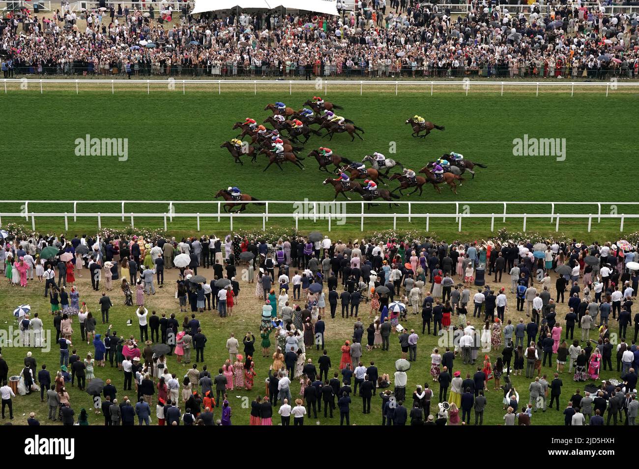 La Corona Naval, montada por el James Doyle (izquierda, abajo