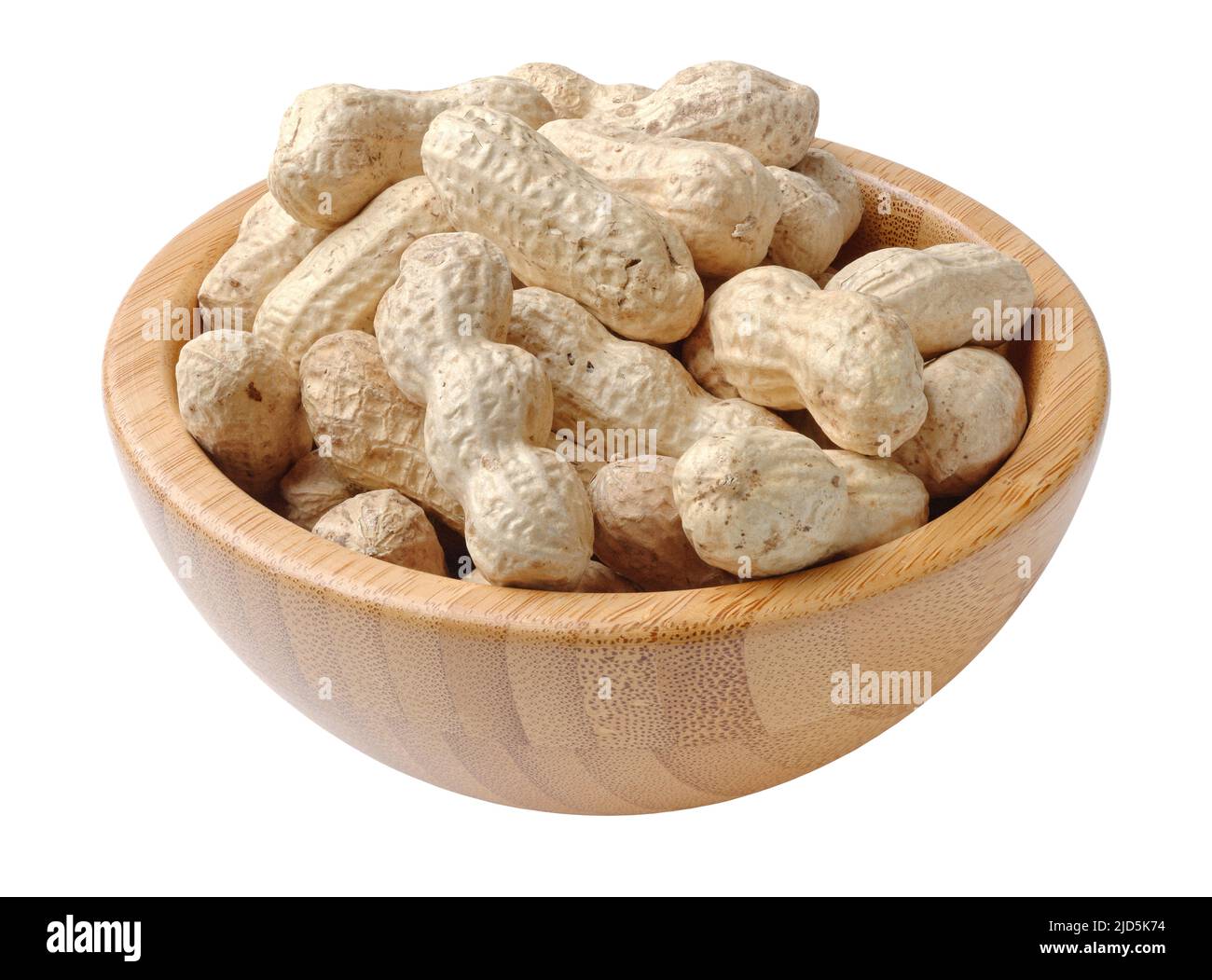 Montón de cacahuetes sin cáscara en un tazón de madera redondo, aislado sobre fondo blanco Foto de stock