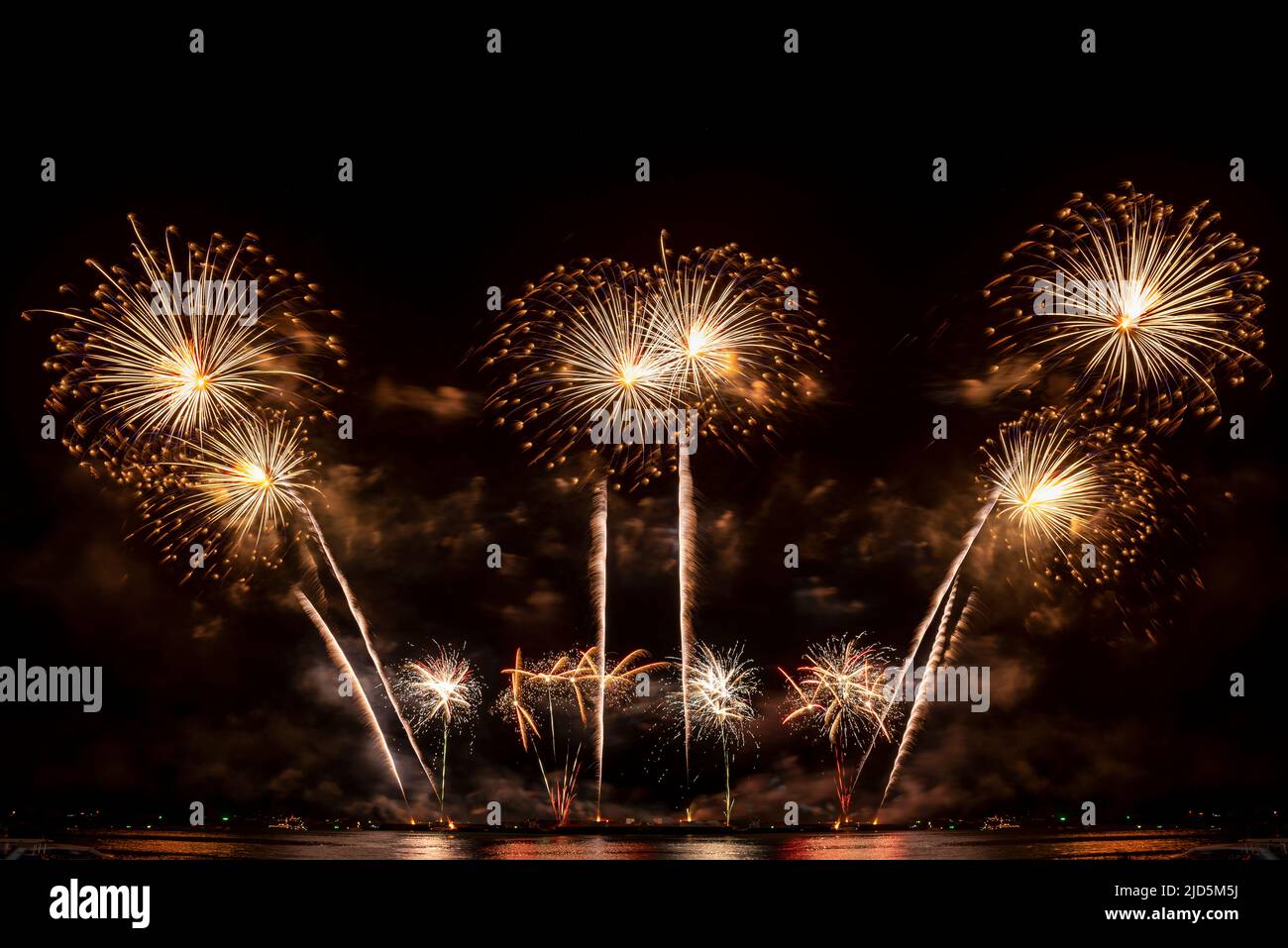 Real Fireworks muestra celebración, Colorful año Nuevo fuegos artificiales Foto de stock