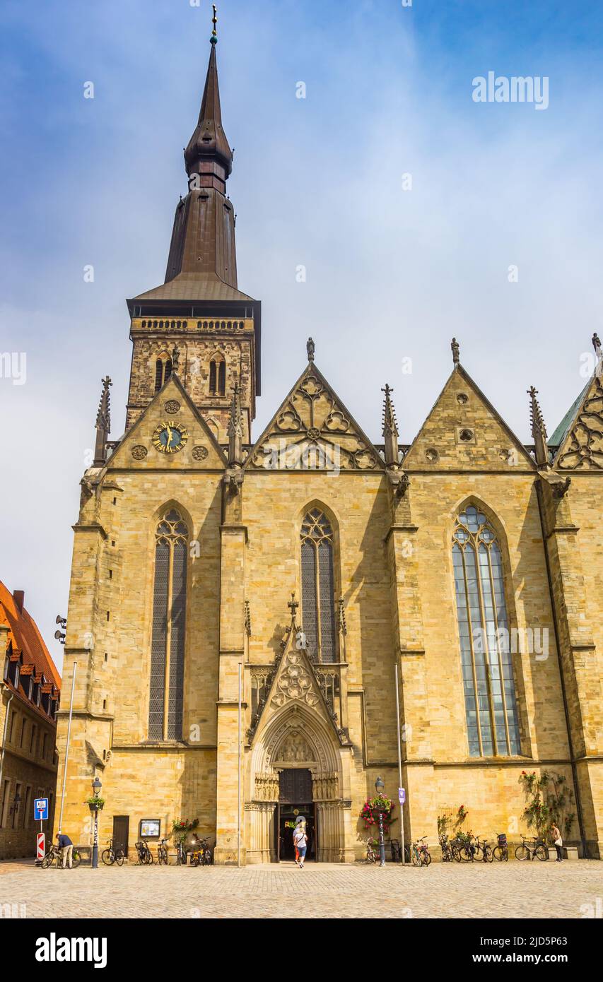 Frente a la histórica iglesia Marienkirche en Osnabruck, Alemania Foto de stock