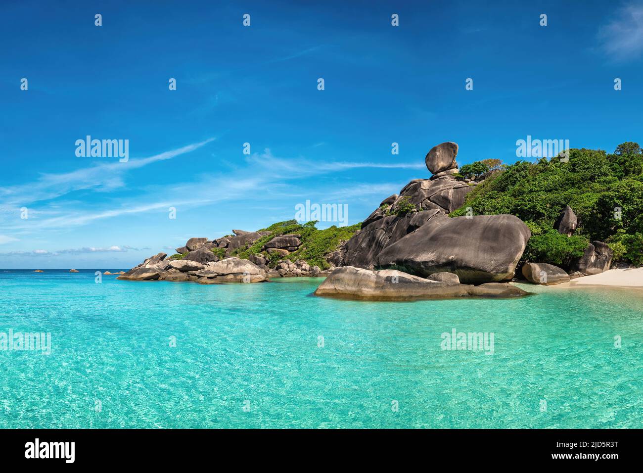 Islas tropicales de agua de mar azul y playa de arena blanca en las islas Similan con el famoso Sail Rock, Phang Nga Tailandia paisaje natural Foto de stock