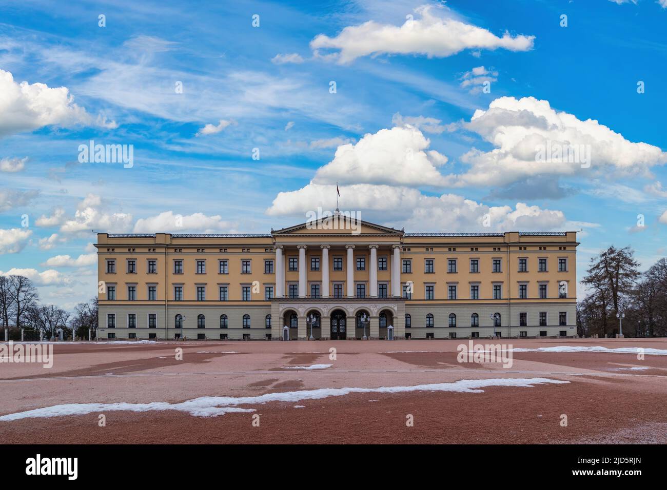 Oslo Noruega, nieve de invierno en el Palacio Real Foto de stock