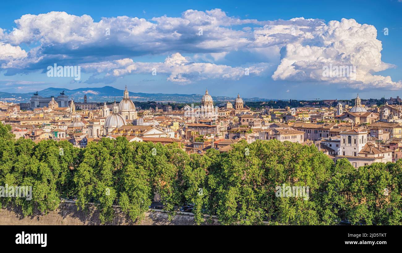 Roma Italia vista de gran ángulo panorámica horizonte de la ciudad Foto de stock
