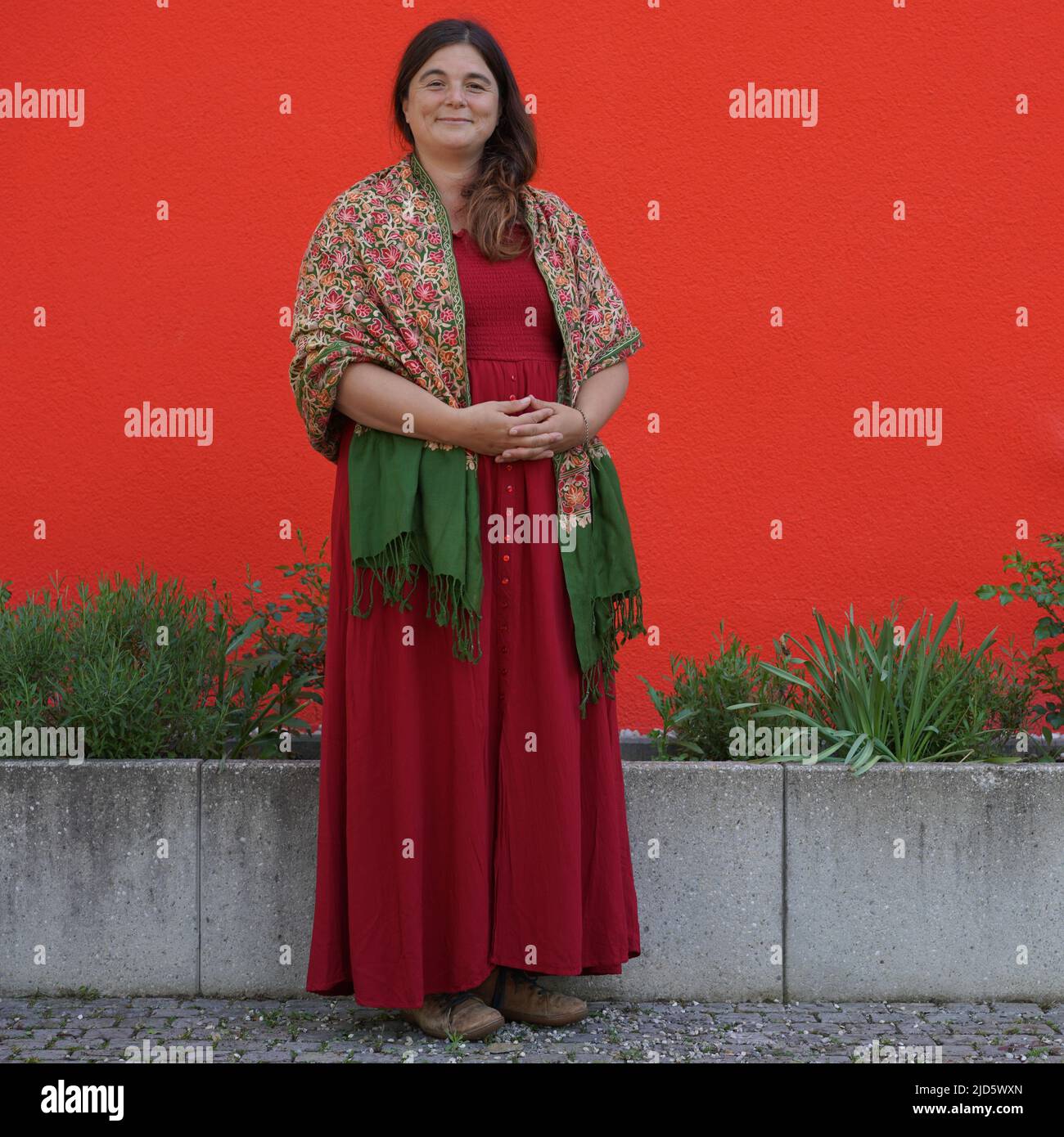 La fotógrafa Alea Horst antes de la inauguración de su exposición en Bosco: Afganistán después de la toma de posesión, Gauting, Baviera, 17.5.22 Foto de stock