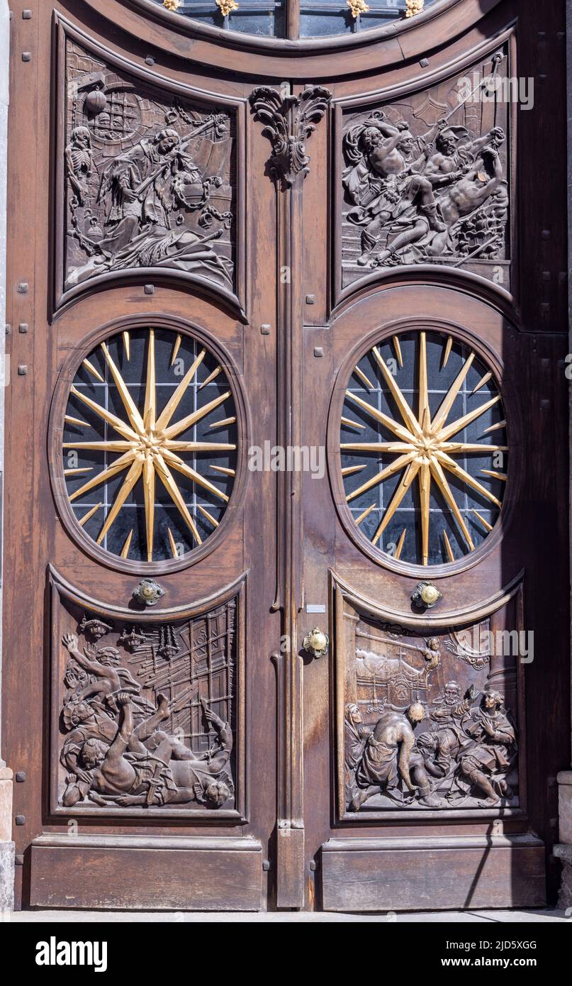 Puerta exterior, Iglesia de St Johann Nepomuk o Asamkirche, Munich, Alemania Foto de stock