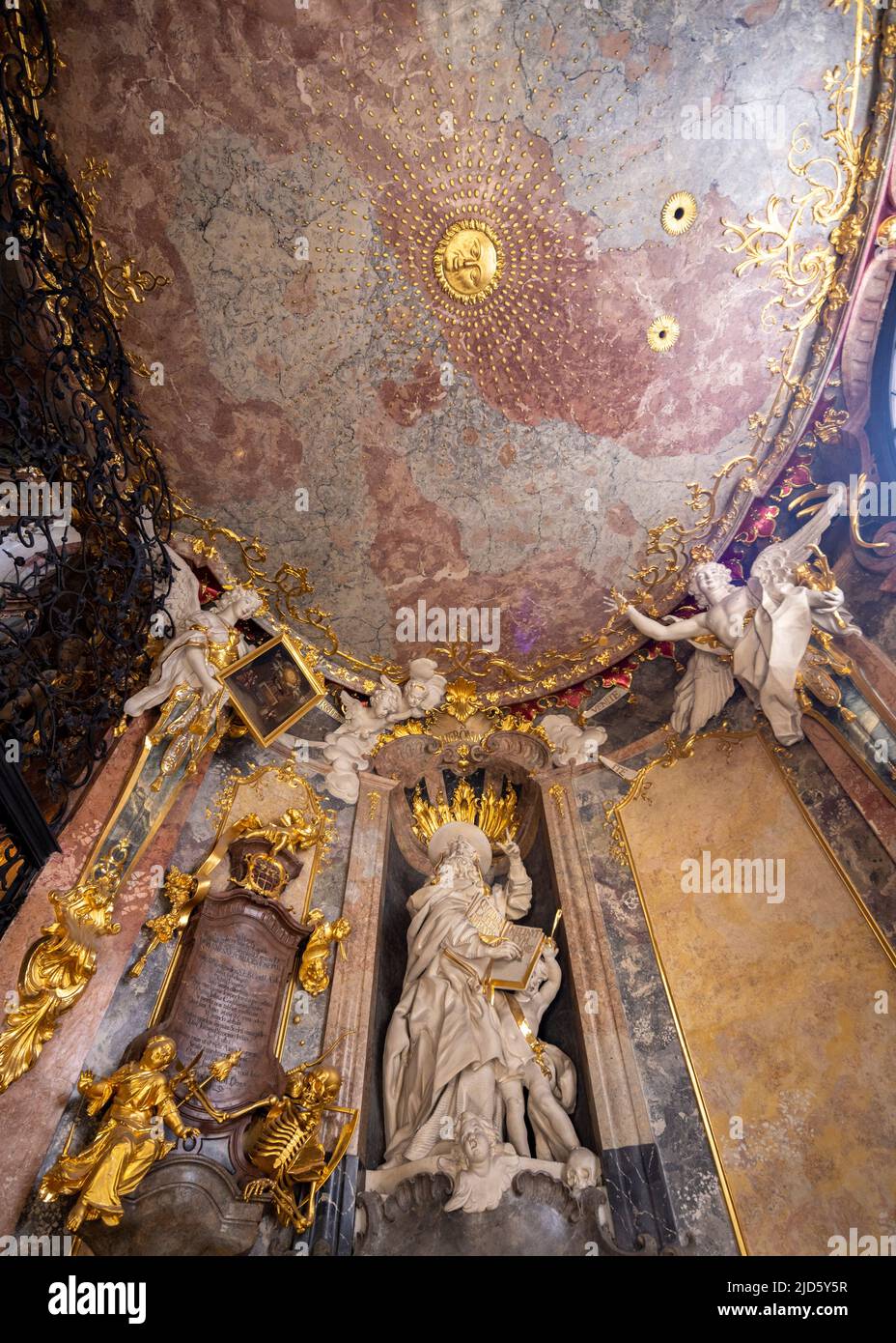 Techo del vestíbulo, Iglesia de San Johann Nepomuk o Asamkirche, Munich, Alemania Foto de stock