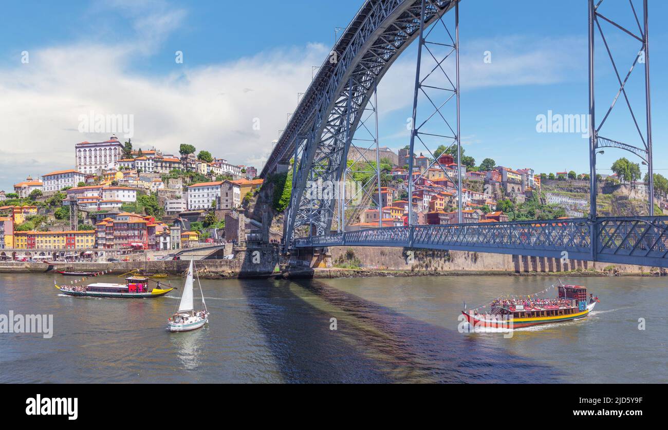 Dique Ribeira en el casco antiguo, el puente Dom Luis I y el río Duero. Oporto, Portugal. Foto de stock