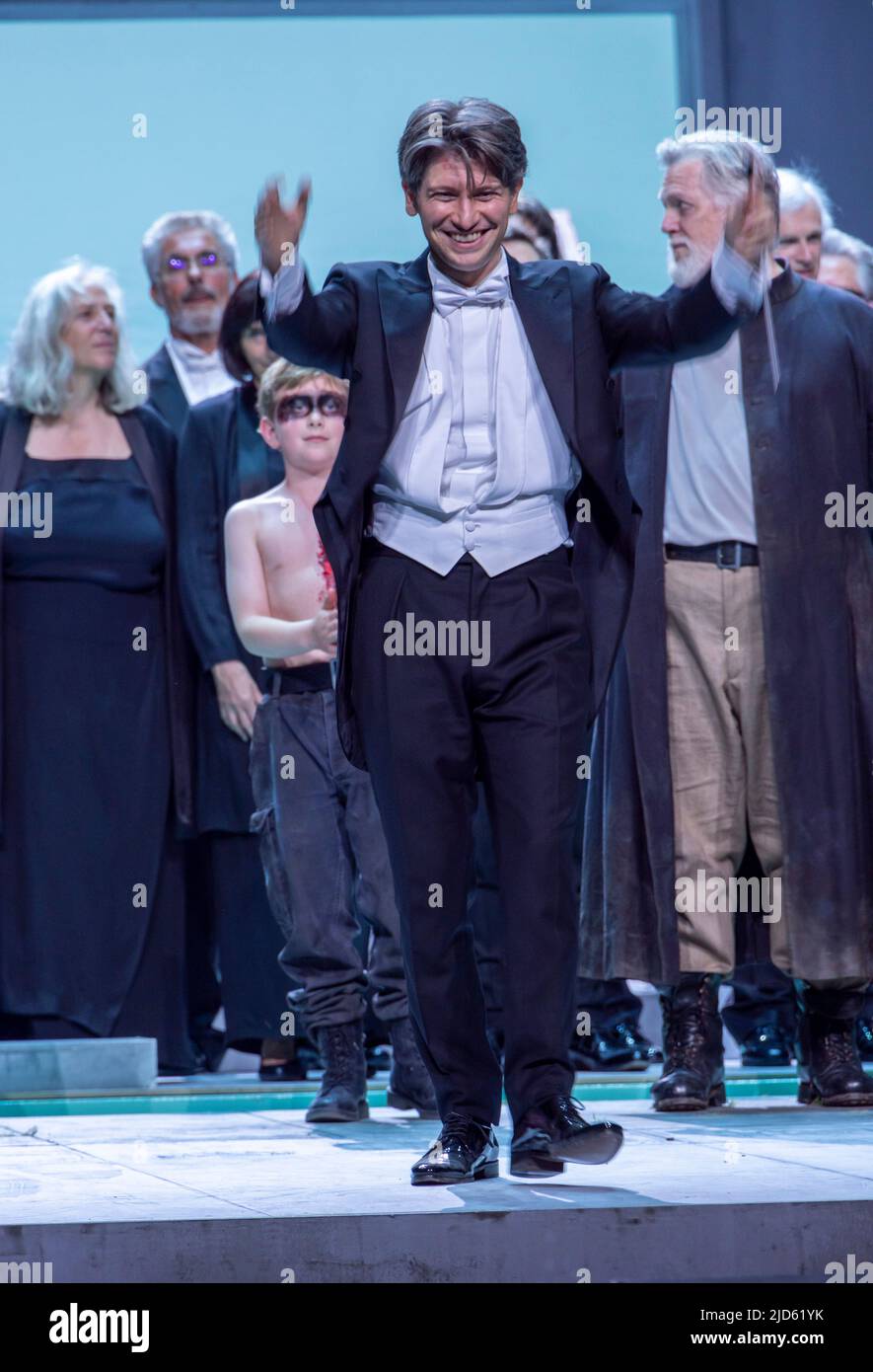 Cortina llamada del director Daniele Rustioni en Les Troyens, Nationaltheater, Munich Opera House, Baviera, Alemania. Foto de stock