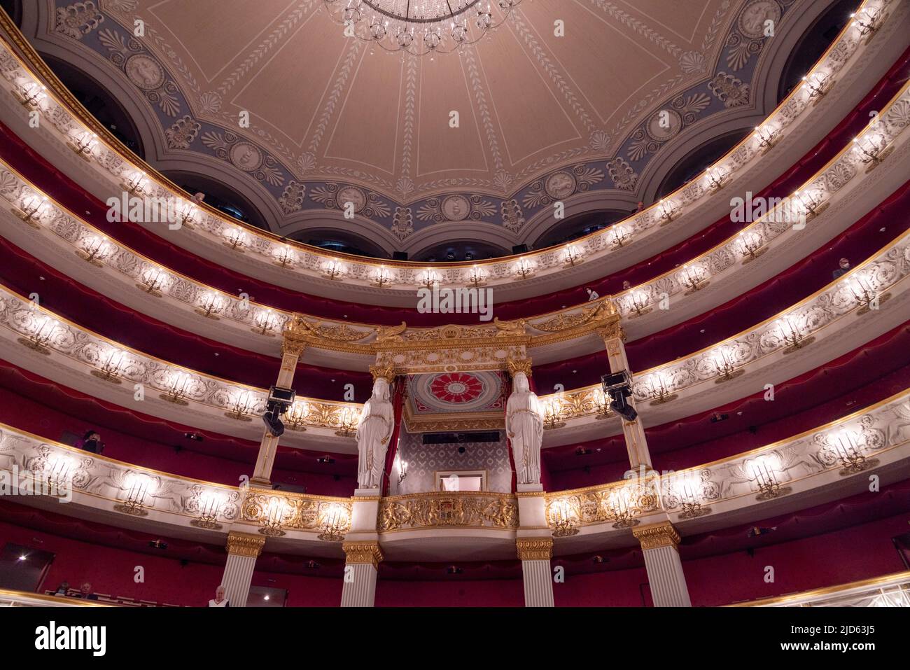 Los clientes en el balcón tienen asientos intermision dentro del Teatro Nacional (Nationaltheater), Munich, Baviera, Alemania Foto de stock