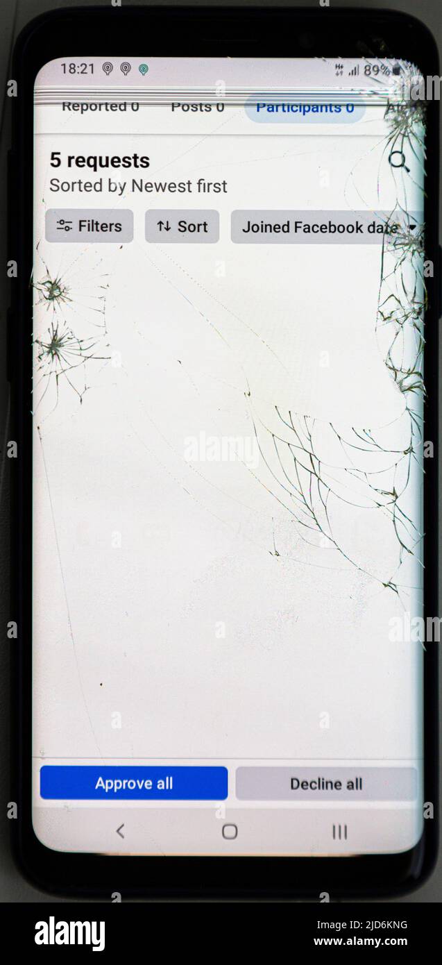 Cristal roto en la pantalla del smartphone Foto de stock