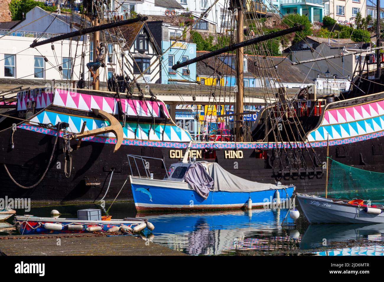 Brixham Harbor, Devon, Inglaterra, Reino Unido – La réplica del barco de Sir Francis Drake, The Golden Hind Foto de stock