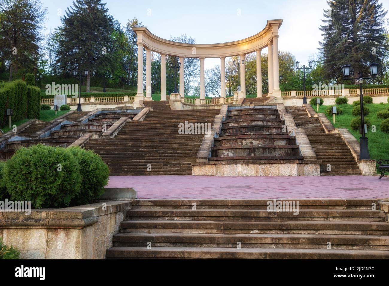 Vista de la escalera de cascada con columnata en el parque de Kislovodsk Foto de stock