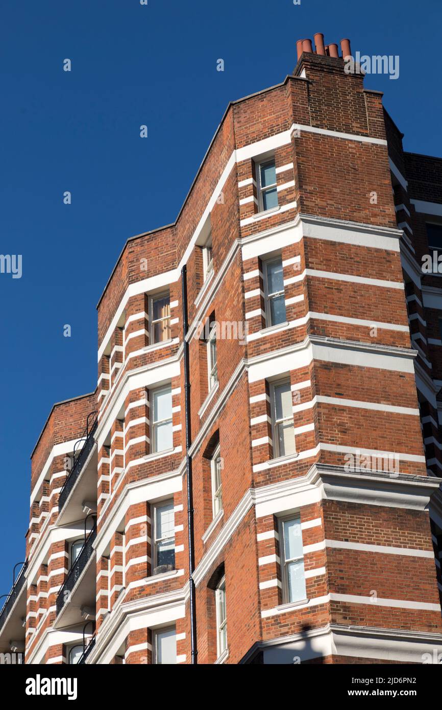 Edificio de apartamentos Ashley Gardens, construido en ladrillo rojo, en Westminster, Londres, Inglaterra, Reino Unido Foto de stock