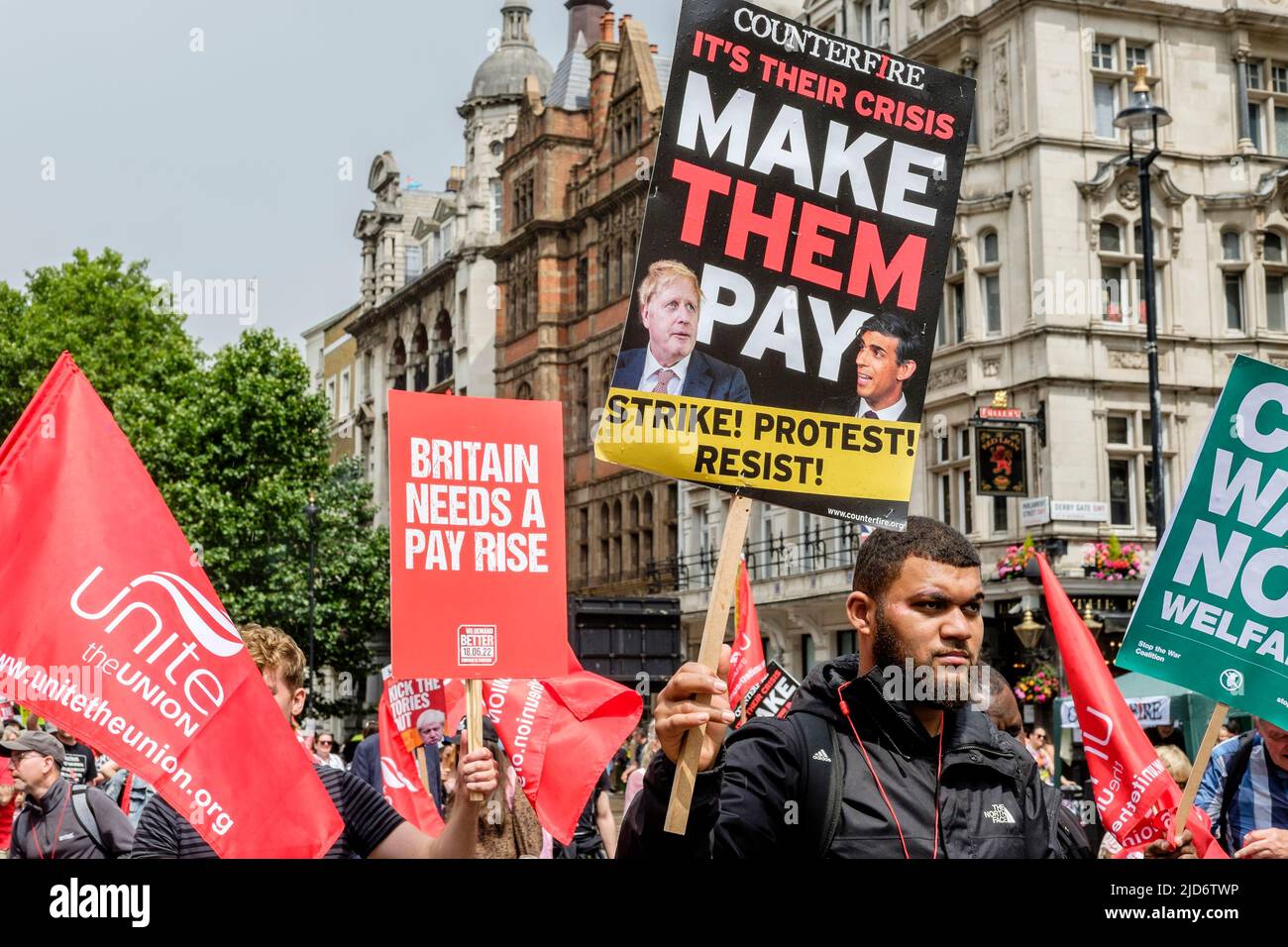 Londres, Reino Unido, 18th de mayo de 2022. Miles de miembros sindicales marchan sobre la demanda de una mejor protesta organizada por la TUC contra el gobierno del Reino Unido y el costo de la vida crisis. Foto de stock