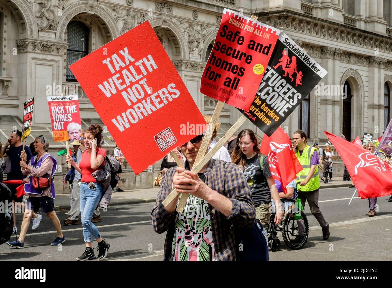 Londres, Reino Unido, 18th de mayo de 2022. Miles de miembros sindicales marchan sobre la demanda de una mejor protesta organizada por la TUC contra el gobierno del Reino Unido y el costo de la vida crisis. Foto de stock