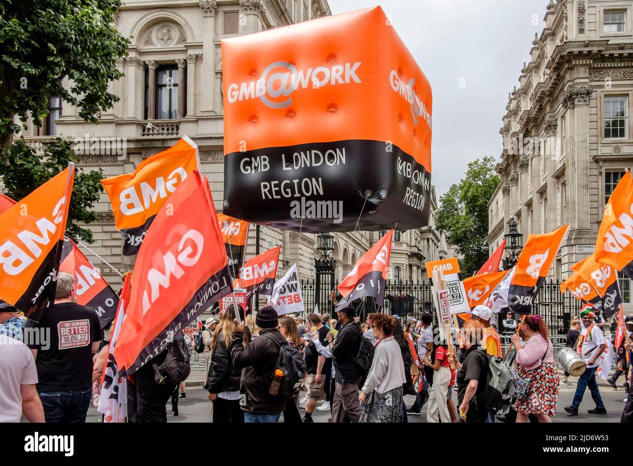Londres, Reino Unido, 18th de mayo de 2022. Miles de miembros sindicales marchan sobre la demanda de una mejor protesta organizada por la TUC contra el gobierno del Reino Unido y el costo de la vida crisis. Los miembros del sindicato GMB marchan por Downing Street Foto de stock
