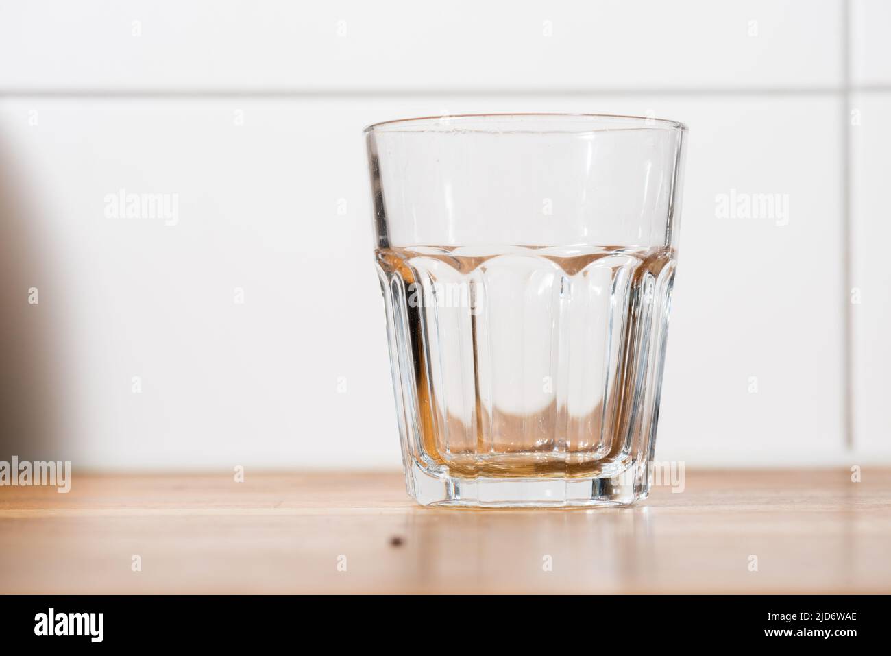 Vacíe el vaso sobre una mesa de madera Fotografía de stock - Alamy