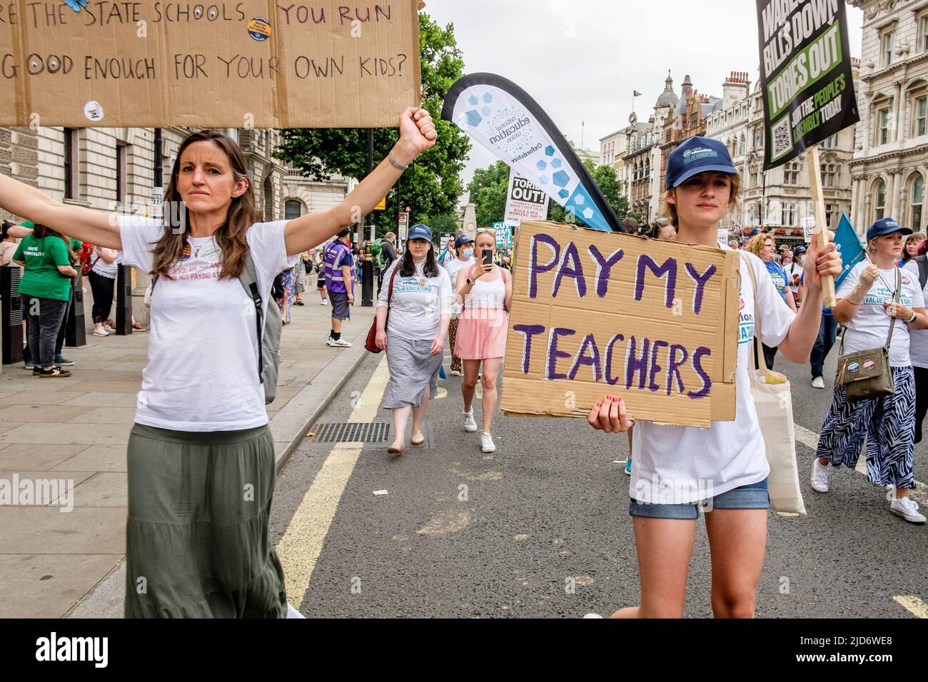 Londres, Reino Unido, 18th de mayo de 2022. Miles de miembros sindicales marchan sobre la demanda de una mejor protesta organizada por la TUC contra el gobierno del Reino Unido y el costo de la vida crisis. Un estudiante de la escuela lleva un cartel que exige un mejor pago para los maestros. Foto de stock