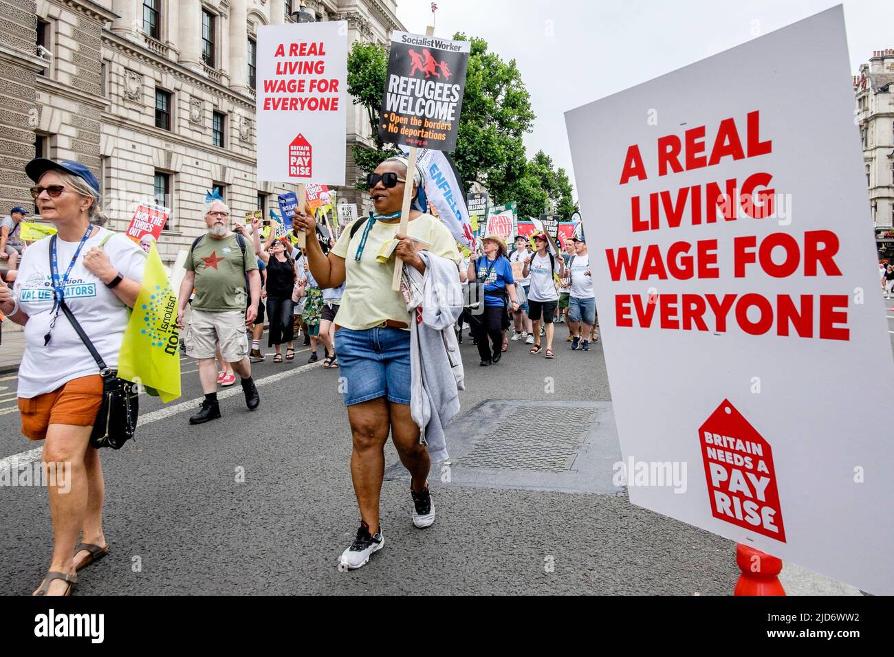 Londres, Reino Unido, 18th de mayo de 2022. Miles de miembros sindicales marchan sobre la demanda de una mejor protesta organizada por la TUC contra el gobierno del Reino Unido y el costo de la vida crisis. Los manifestantes muestran pancartas que piden un salario real para todos. Foto de stock