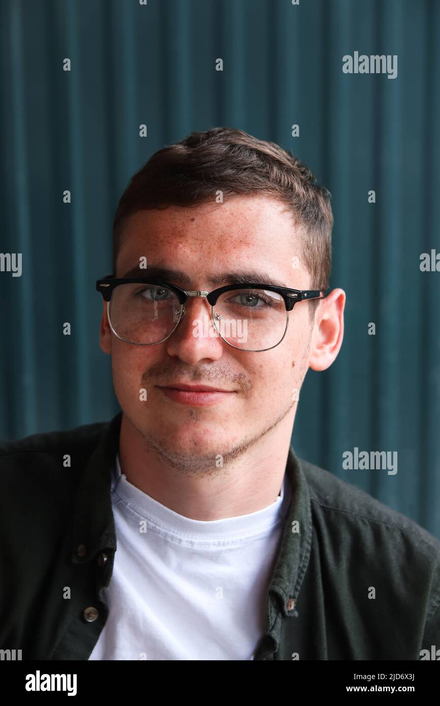 Hombre usando gafas. inteligente feliz y sonriente. Retrato de un modelo elegante y sonriente estilo hipster lambersexual. Macho en el fondo moderno Fotografía stock - Alamy