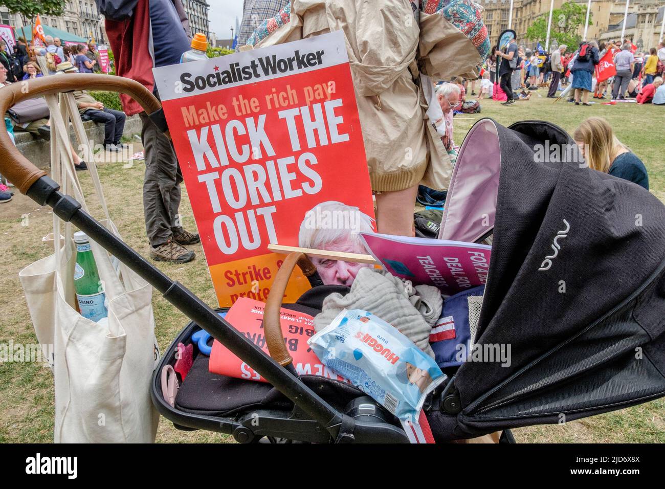 Londres, Reino Unido, 18th de mayo de 2022. Miles de miembros sindicales marchan sobre la demanda de una mejor protesta organizada por la TUC contra el gobierno del Reino Unido y el costo de la vida crisis. Pancartas anti-gobierno en exhibición durante toda la protesta. Foto de stock