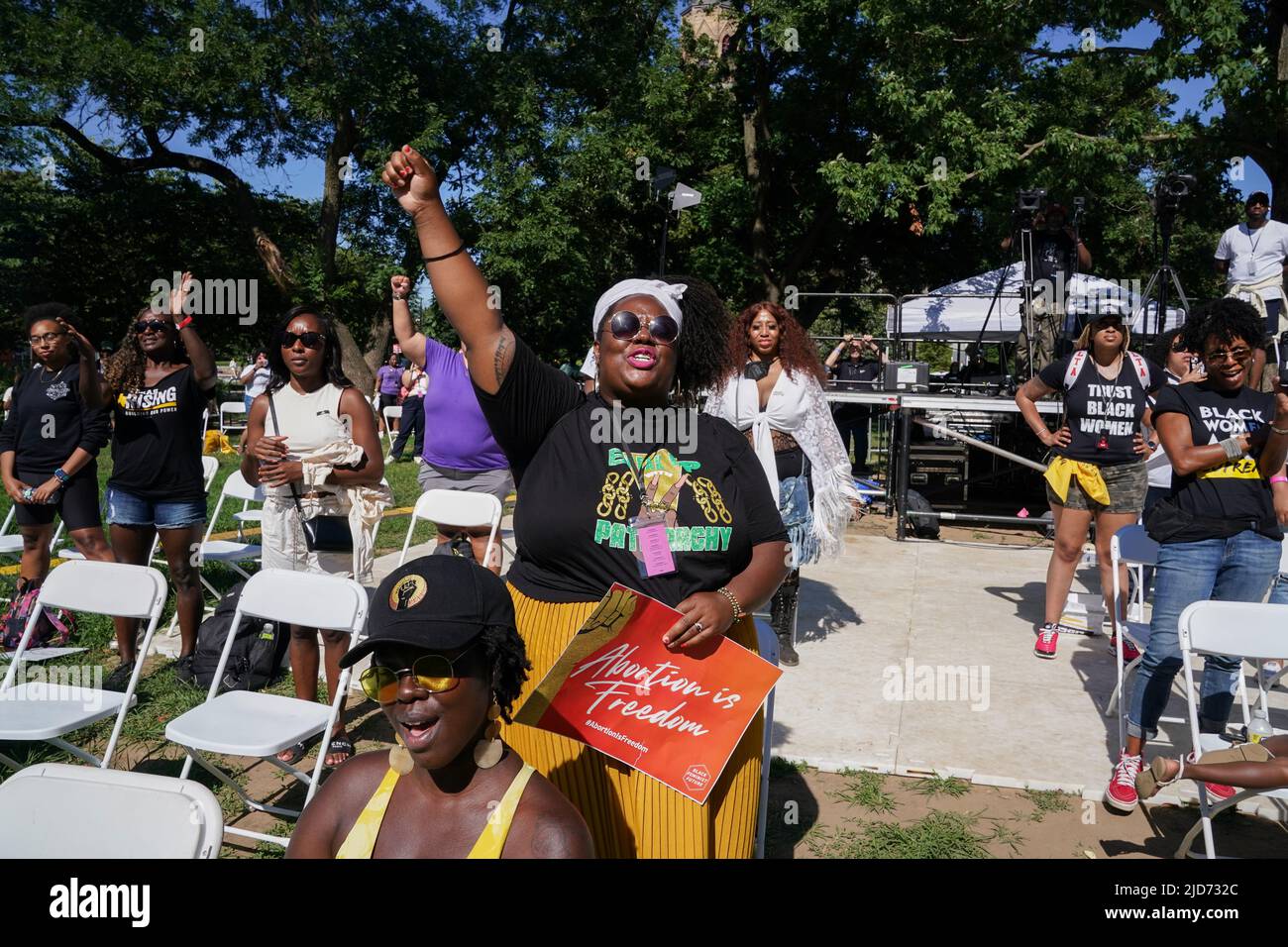 Los manifestantes reaccionan a los discursos como Black Feminist Future y SisterSong: Women of Color Reproductive Justice Collective, acompañado por una serie de organizaciones de derechos civiles y organizaciones asociadas lideradas por los negros, realizan un mitin de 'Cuerpos negros por el poder negro' para abogar por el acceso al aborto a raíz del proyecto de opinión filtrado de la Corte Suprema, en Washington, EE.UU. El 18 de junio de 2022. REUTERS/Shuran Huang Foto de stock