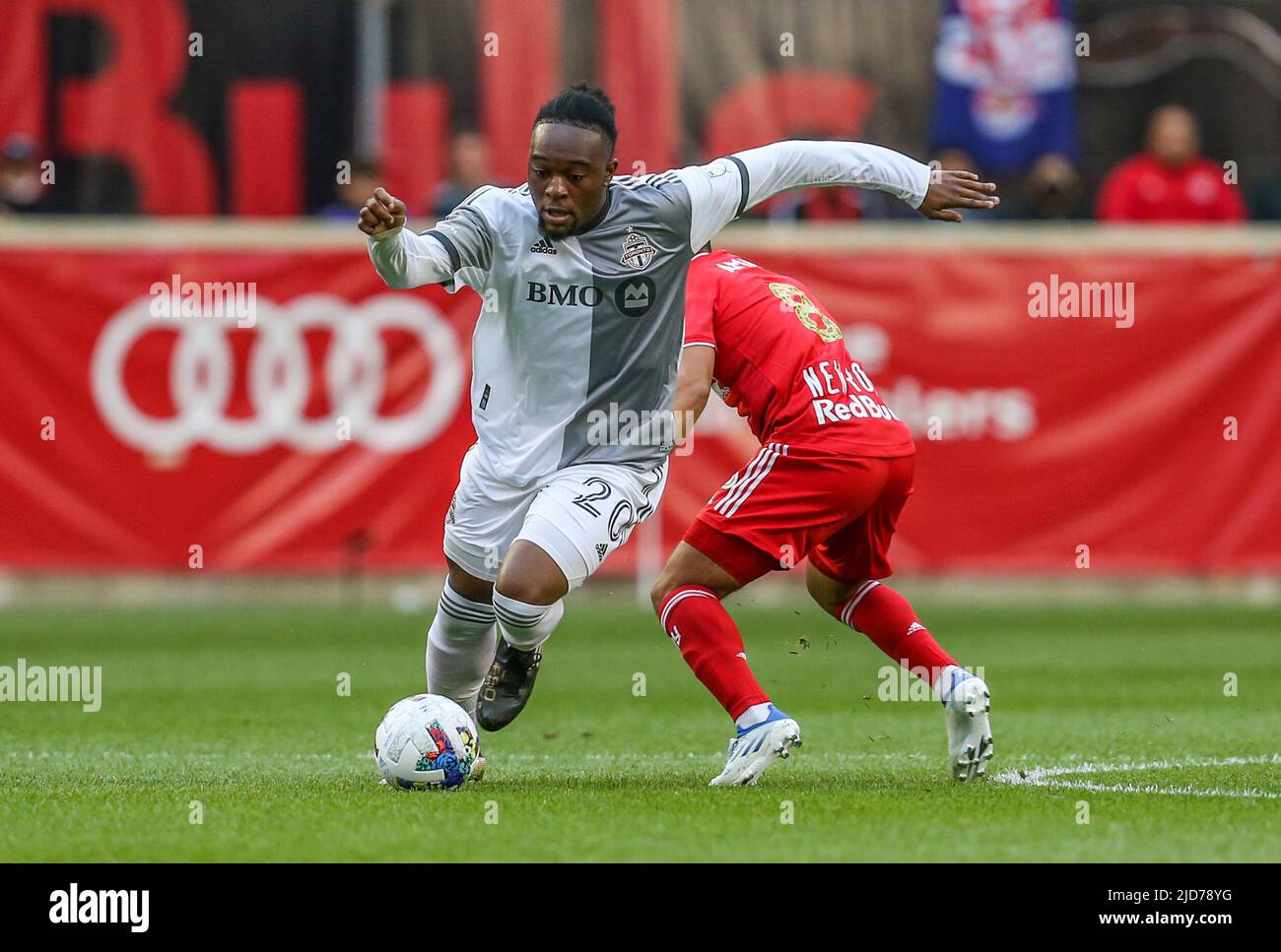 Harrison, NJ, EE.UU. 18th de junio de 2022. Toronto FC Forward Ayo Akinola (20) gana posesión durante un juego de la MLS entre el Toronto FC y los New York Red Bulls en Red Bull Arena en Harrison, NJ. New York derrotó a Toronto 2-0. Mike Langish/Cal Sport Media. Crédito: csm/Alamy Live News Foto de stock