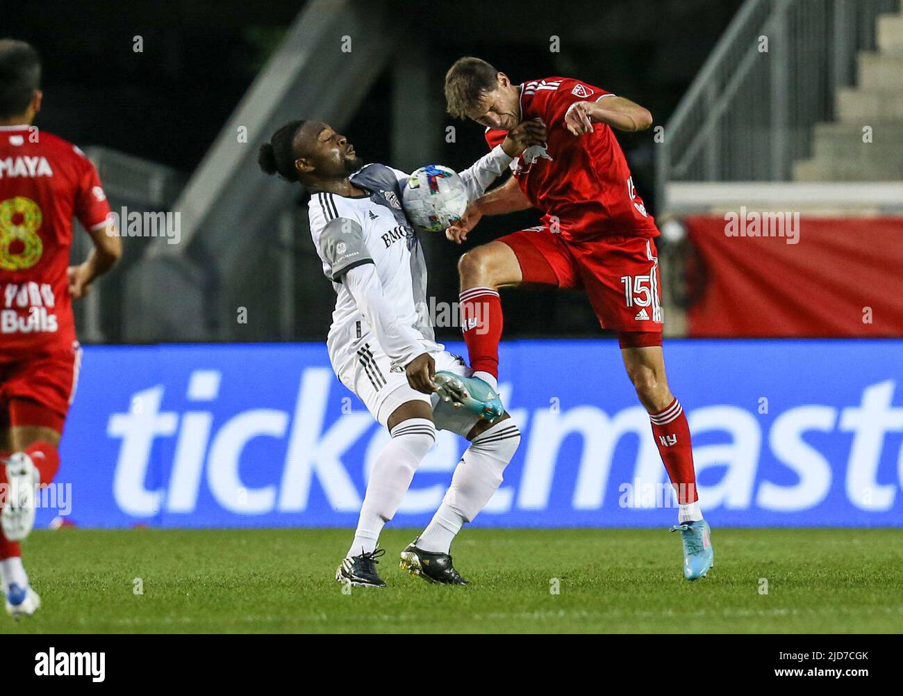 Harrison, NJ, EE.UU. 18th de junio de 2022. Sean Nealis (15), defensor de los Red Bulls de Nueva York, y Ayo Akinola (20), delantero del Toronto FC, colisionan mientras van a la pelota durante un partido de la MLS entre el Toronto FC y los Red Bulls de Nueva York en el Red Bull Arena en Harrison, NJ. New York derrotó a Toronto 2-0. Mike Langish/Cal Sport Media. Crédito: csm/Alamy Live News Foto de stock