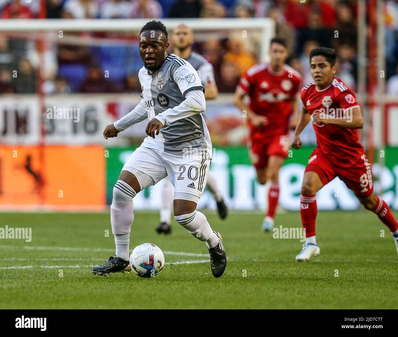 Harrison, NJ, EE.UU. 18th de junio de 2022. Toronto FC Forward Ayo Akinola (20) Durante un partido de la MLS entre el Toronto FC y los Red Bulls de Nueva York en Red Bull Arena en Harrison, NJ. New York derrotó a Toronto 2-0. Mike Langish/Cal Sport Media. Crédito: csm/Alamy Live News Foto de stock