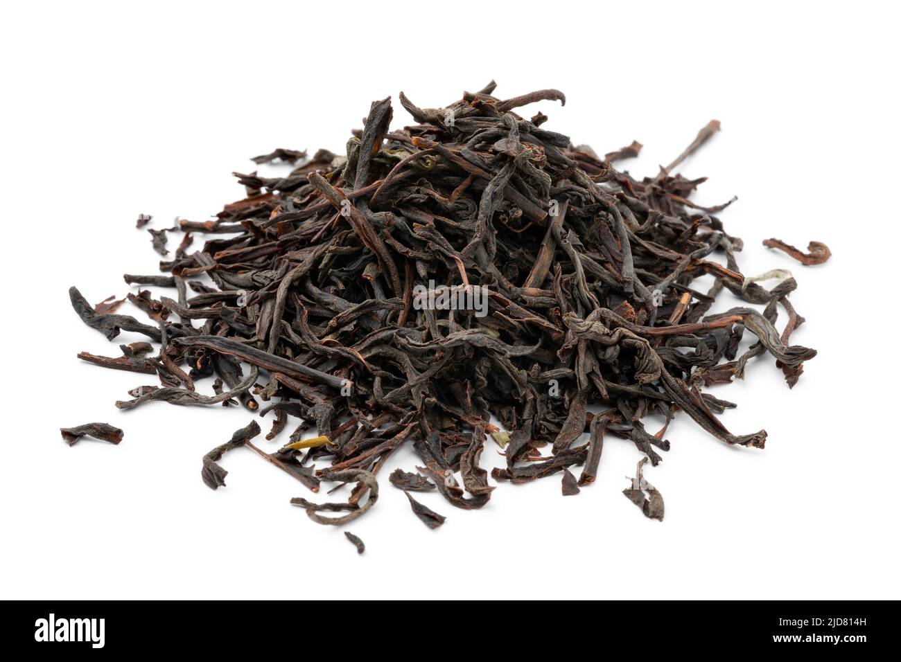 Montón de hojas de té de mezcla de Ceilán secas cerca aisladas sobre fondo blanco Foto de stock